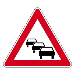Achtung, Stau! Dieses **Autobahn Schild** warnt vor dichtem Verkehr und möglichen Verzögerungen auf der Strecke.