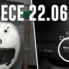 Casco Arai bianco e nero, uno con etichetta ECE R22-06 che indica la certificazione del casco e3.