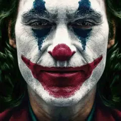 Il volto truccato da clown, con un sorriso rosso e lacrime blu, incarna il vero joker significato: la follia che nasce dal dolore.