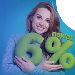 Uśmiechnięta kobieta trzyma zielone poduszki w kształcie "6%" i napis "nawet". Logo Crédit Agricole sugeruje atrakcyjne credit agricole lokaty.