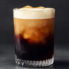 En krämig nitro cold brew med ett tjockt lager skum.