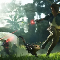 Kobieta strzela z blastera, uciekając przed wrogami w dżungli. W tle widać małego stwora. To scena z gry Star Wars Outlaws.
