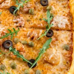 Ile kalorii ma pizza 40 cm? Odkryj zaskakujące różnice w składnikach