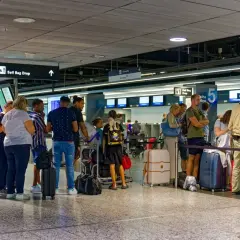 Ile wcześniej na lotnisku Wrocław? Kluczowe informacje, które musisz znać