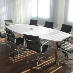 Jak urządzić pokój konferencyjny w miejscu pracy? 9 wskazówek
