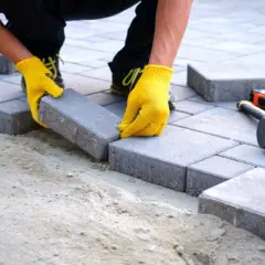 Jak ułożyć kostkę brukową ze spadkiem i uniknąć błędów