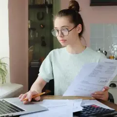Ile średnio zużywa się prądu dziennie? Sprawdź, jak zredukować koszty