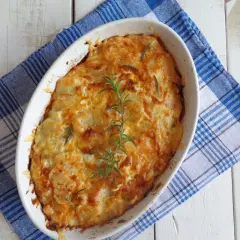 Przepis na zapiekankę ziemniaczaną z cebulą i serem, która zachwyca smakiem