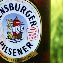 Flensburger Pilsener mit Küstengerste. Dieses Bier ist nicht glutenfrei, aber es schmeckt herrlich herbwürzig.