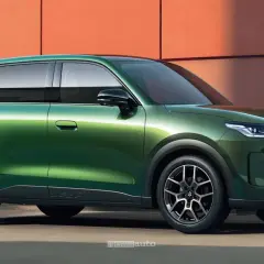 Un SUV verde brillante, il Leapmotor B03X, con un design moderno e linee aerodinamiche, si staglia contro uno sfondo arancione.