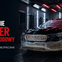 Czarny samochód w kabinie lakierniczej. Tekst: "Ile schnie lakier samochodowy?". Dowiedz się, ile czasu potrzebuje lakier, by bezpiecznie używać auta.