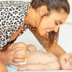 Lorena Bernal sonríe a su bebé, un momento tierno y familiar.
