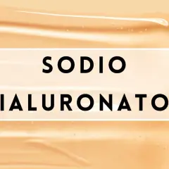 Texture cremosa con bollicine d'aria. Testo: "SODIO IALURONATO". Nonostante la sua popolarità, il sodio ialuronato fa male?