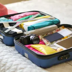 Pakowanie walizki na Teneryfę: kolorowe ubrania, aparat, paszport, tablet i krem z filtrem. To wszystko, co zabrać na Teneryfę!