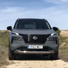 Grå Nissan X-Trail står på en grusväg. En potentiell nissan x-trail problem kan vara att den fastnar i terrängen.