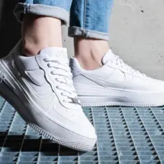 Jakie spodnie do Air Force 1? Szerokie nogawki to klucz!
