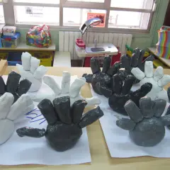 Manos de arcilla, un botero para niños, en blanco y negro, listas para la imaginación.