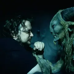 Guillermo del Toro wpatrzony w fauna. Mistrz fantasy tworzy swoje niezapomniane **guillermo del toro filmy**.