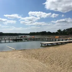 Drewniane pomosty nad jeziorem, plaża i las. Gowidlino atrakcje dla każdego.