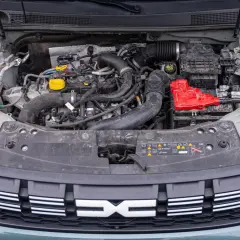 Silnik Renault Duster z widocznym akumulatorem i przewodami.