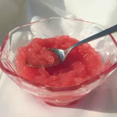 Sorbetto all'anguria senza gelatiera in una coppa di cristallo, pronto per essere gustato.