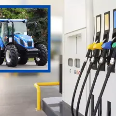 Niebieski traktor czeka na tankowanie. Czy akcyza na paliwo wpłynie na jego pracę?