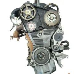 Motor de coche con correa de distribución visible. Si te preguntas qué significa SDI en un coche, se refiere a un tipo de motor diésel.