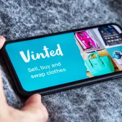 Na ekranie telefonu Vinted, z pytaniem "czy można mieć dwa konta na Vinted?", widać ubrania i akcesoria.