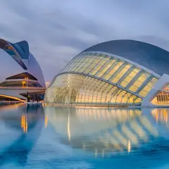 Moderne Architektur in Valencia, Spanien, mit reflektierenden Wasserflächen. Ein Highlight der Stadt.