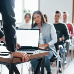 Czy szkoła policealna wlicza się do stażu pracy? Oto prawda, którą musisz znać