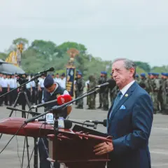 Elegancki garnitur i błękitna poszetka to idealny wybór, gdy zastanawiasz się, jak się ubrać na przysięgę wojskową.