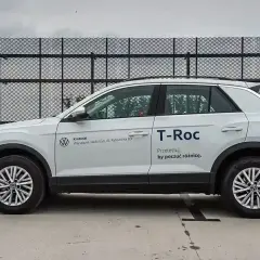 Biały Volkswagen T-Roc, nie jest to typowy minivan, ale świetnie sprawdzi się jako rodzinny samochód.