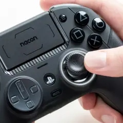 Ein Nacon-Controller, der für PS4 und PS5 geeignet ist, wird von Händen gehalten.