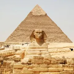 La Esfinge y la Gran Pirámide de Giza, un sitio histórico. A pesar de su belleza, es peligroso viajar a Egipto si no se toman precauciones.