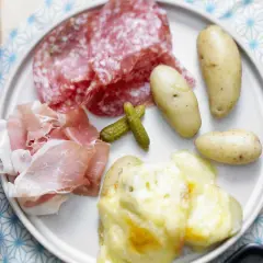 Assiette de raclette sans appareil : pommes de terre gratinées, charcuterie, cornichons. Un délice !