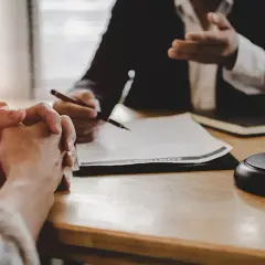 Akt notarialny: Kiedy nabiera mocy prawnej? Wyjaśniamy niuanse