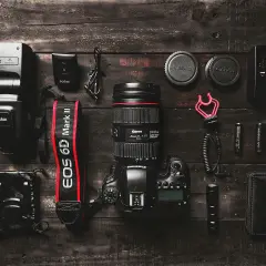 Fotoreportaż z aparatem Canon EOS 6D Mark II, obiektywem 24-105mm, lampą Godox i akcesoriami.