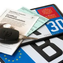 Clés de voiture, certificat d'immatriculation et plaques d'immatriculation françaises, symboles de la conduite de véhicules.
