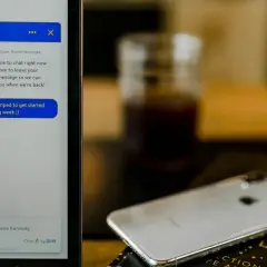 Dymki czatu messenger pokazują wiadomość od Claire: "Hey guys! Pumped to get started this upcoming week :)".