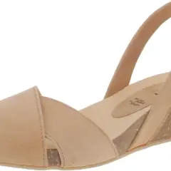 Sandalo RIA Menorca donna in camoscio beige, con zeppa in sughero e cinturino posteriore. Perfetto per un look estivo.