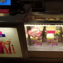 W multikinie mały popcorn kosztuje 12 zł. W zestawie z napojem taniej!