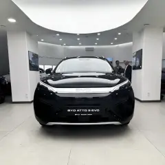 Czarny BYD Atto 3 EVO w salonie. Sprawdź atrakcyjną byd atto 3 cena i wybierz swój nowy samochód elektryczny.