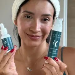 Donna sorridente con prodotti per skincare viso.