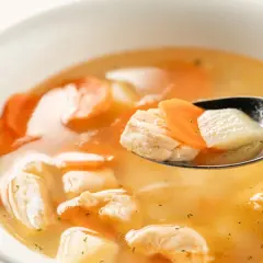 Aromatyczna zupa rybna, przepis babci, z kawałkami ryby, marchewką i ziemniakami.