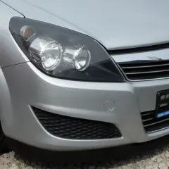 Srebrny Opel Astra z przodu, brakuje tablicy rejestracyjnej.