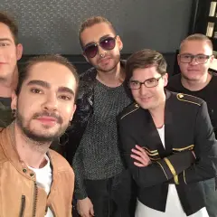 Tokio Hotel członkowie: Bill Kaulitz, Tom Kaulitz, Georg Listing i Gustav Schäfer pozują do selfie.