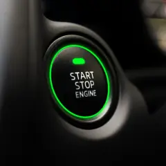 Przycisk "START STOP ENGINE" z zieloną obwódką. Chcesz wiedzieć, jak odpalić auto na krótko? Ten przycisk to klucz do uruchomienia silnika.