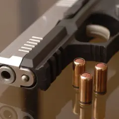 Pistolet gazowy w Polsce: legalność, pozwolenia, samoobrona