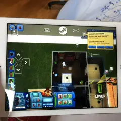 Gra w The Sims na telefonie przez Steam. Sterowanie na ekranie ułatwia grę, pokazując, jak grac w gry Steam na telefonie.
