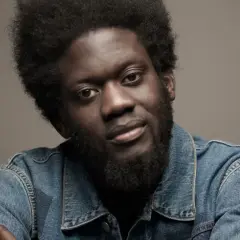 Michael Kiwanuka w dżinsowej kurtce, gotowy na koncert.